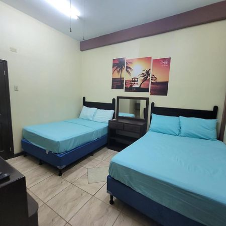 B Aparts Hotel Coxen Hole 外观 照片