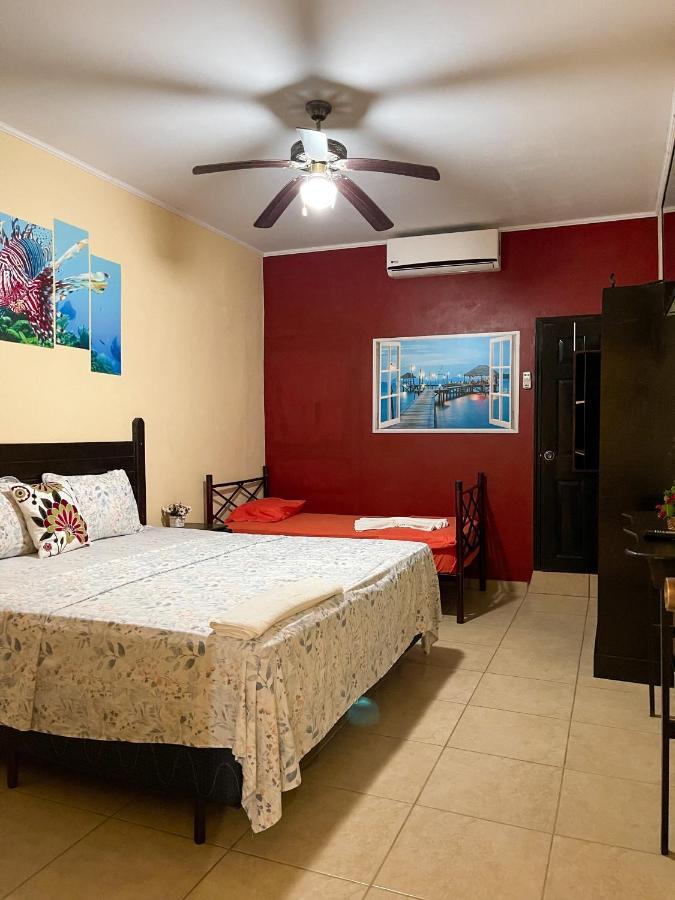 B Aparts Hotel Coxen Hole 外观 照片