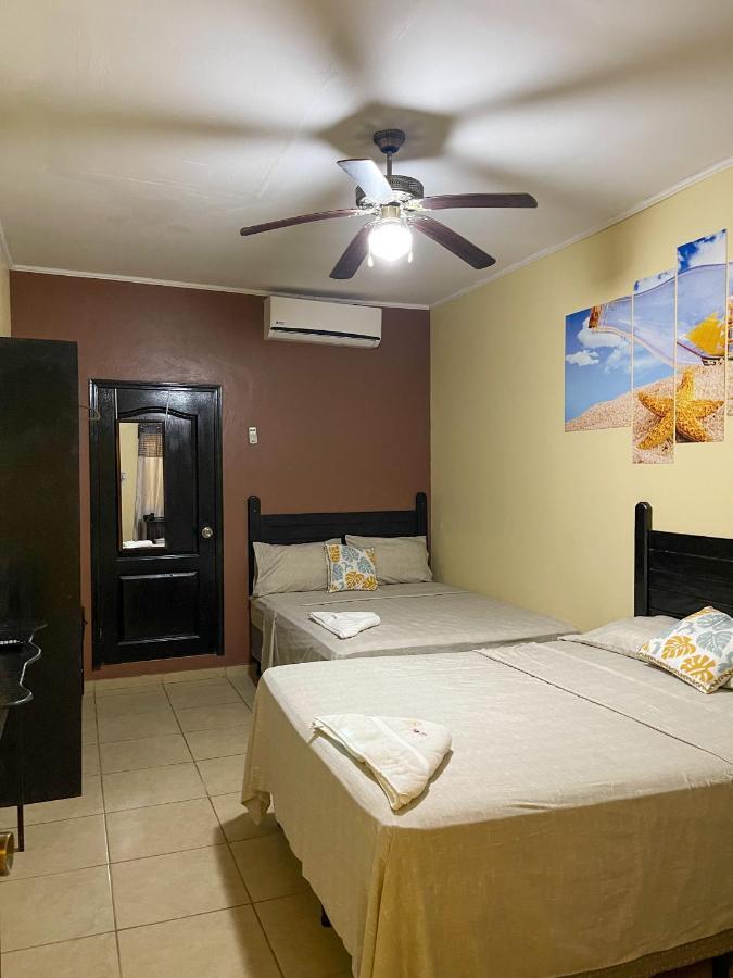 B Aparts Hotel Coxen Hole 外观 照片