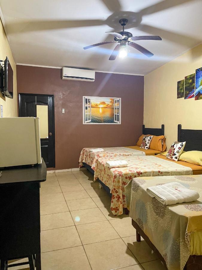 B Aparts Hotel Coxen Hole 外观 照片