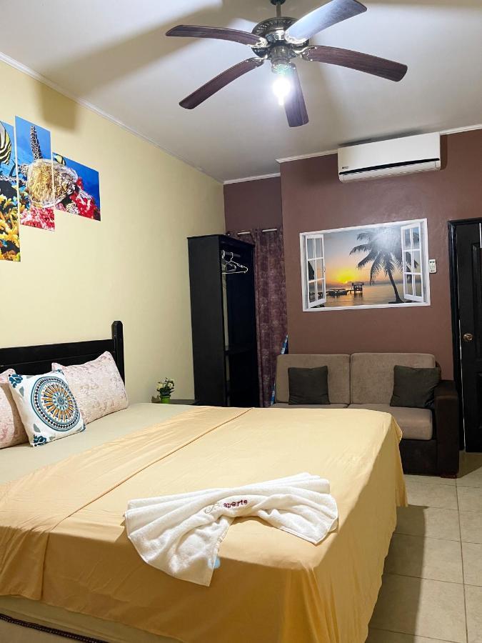 B Aparts Hotel Coxen Hole 外观 照片