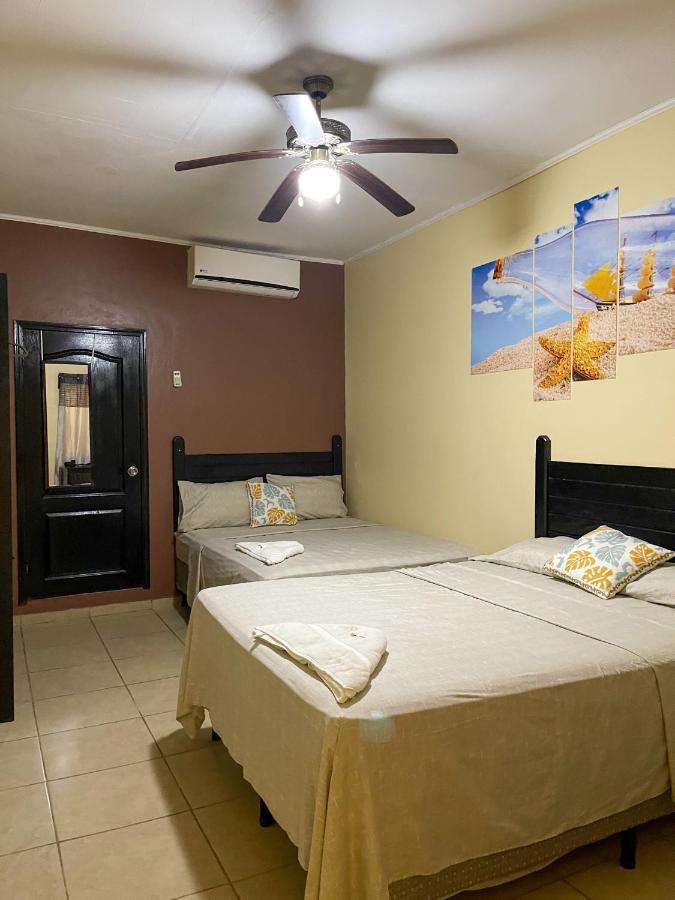 B Aparts Hotel Coxen Hole 外观 照片
