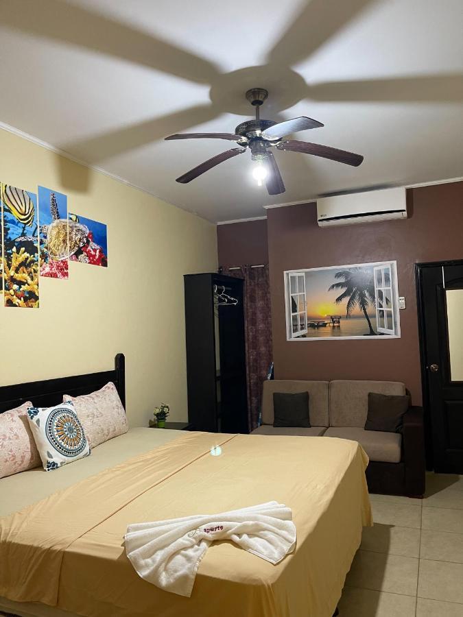 B Aparts Hotel Coxen Hole 外观 照片