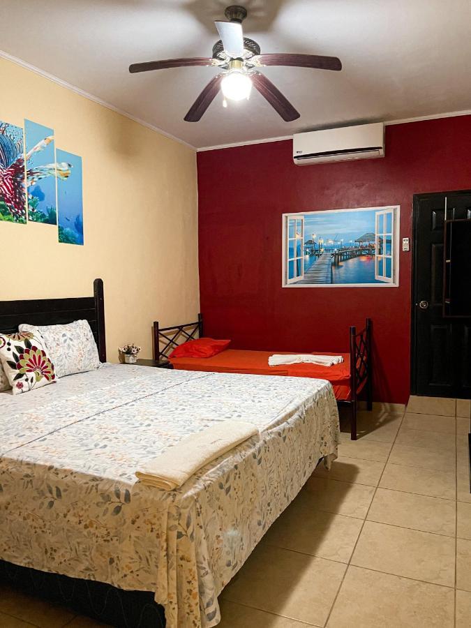 B Aparts Hotel Coxen Hole 外观 照片