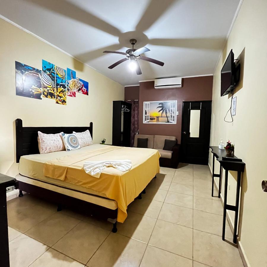 B Aparts Hotel Coxen Hole 外观 照片