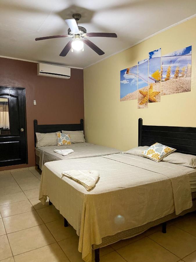 B Aparts Hotel Coxen Hole 外观 照片