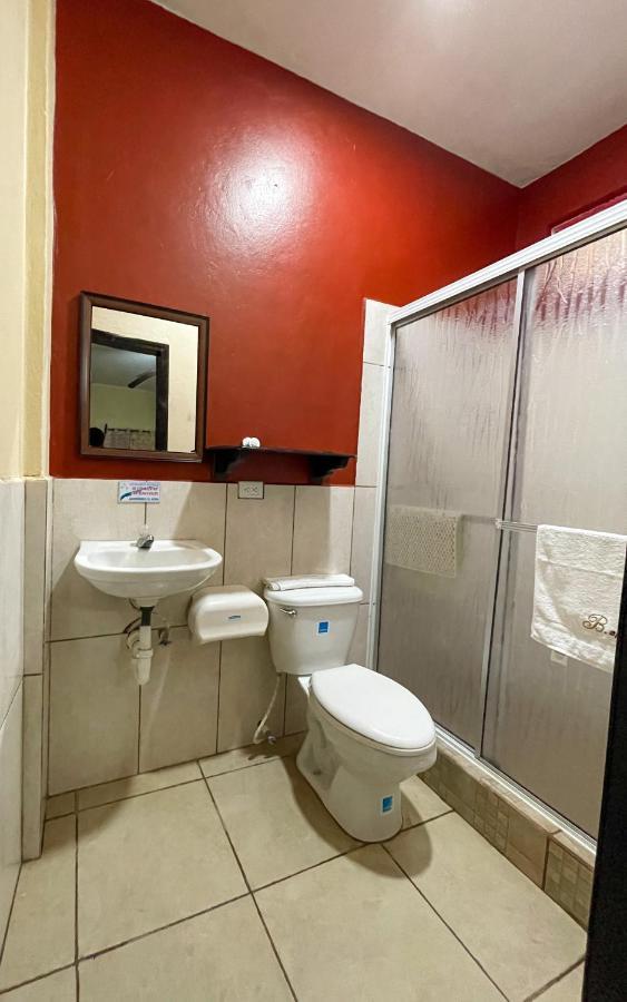 B Aparts Hotel Coxen Hole 外观 照片