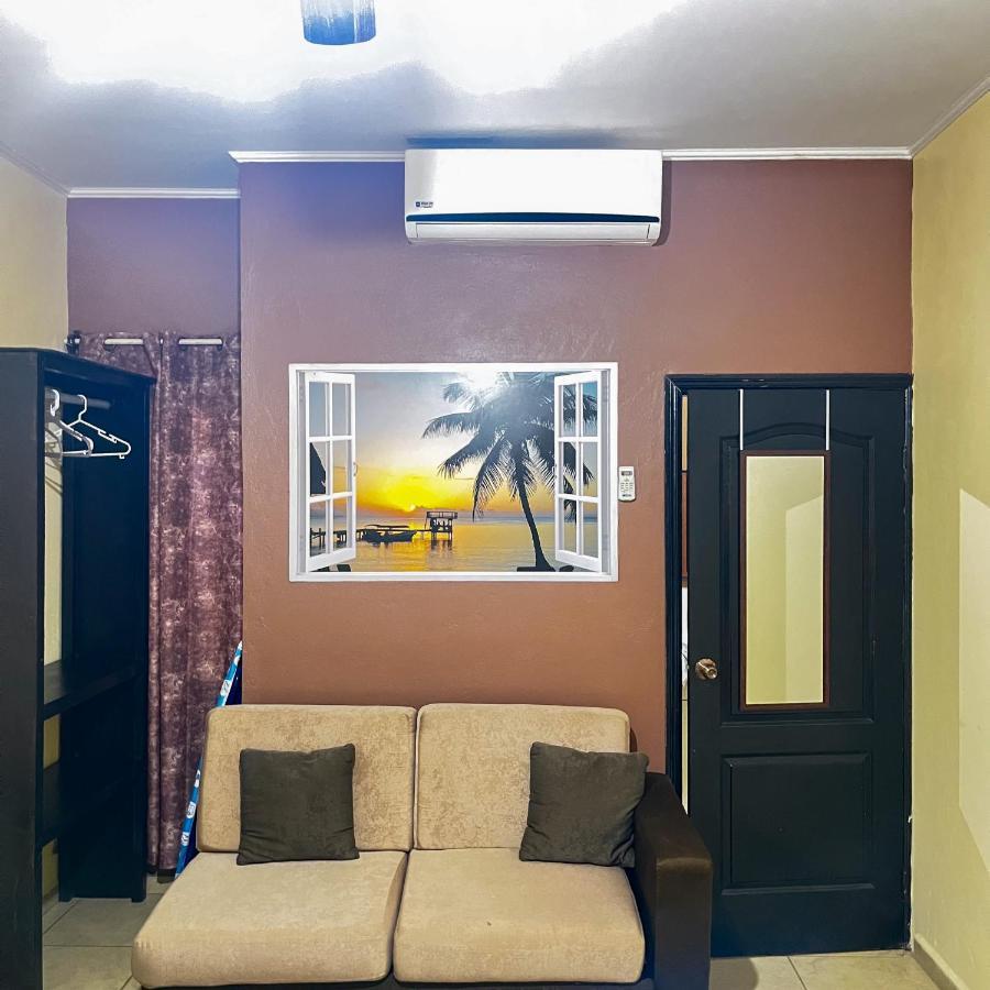 B Aparts Hotel Coxen Hole 外观 照片