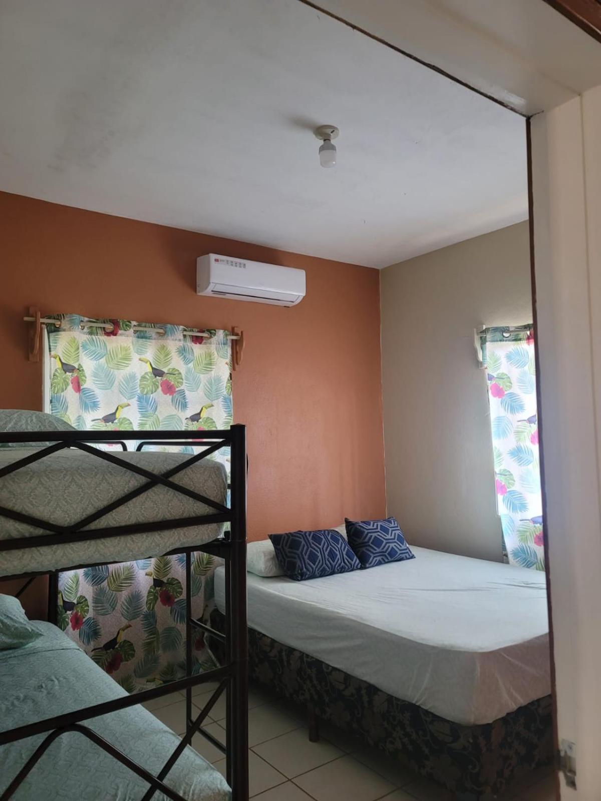 B Aparts Hotel Coxen Hole 外观 照片