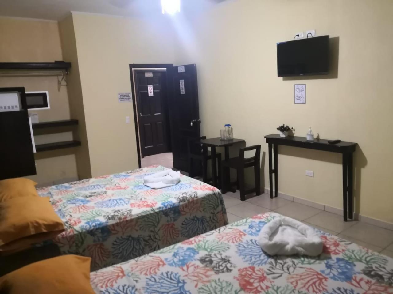B Aparts Hotel Coxen Hole 外观 照片