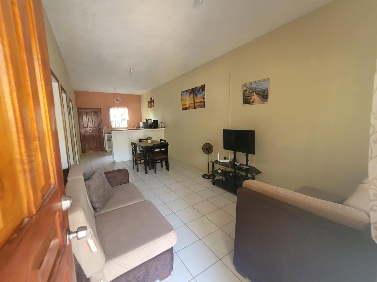 B Aparts Hotel Coxen Hole 外观 照片