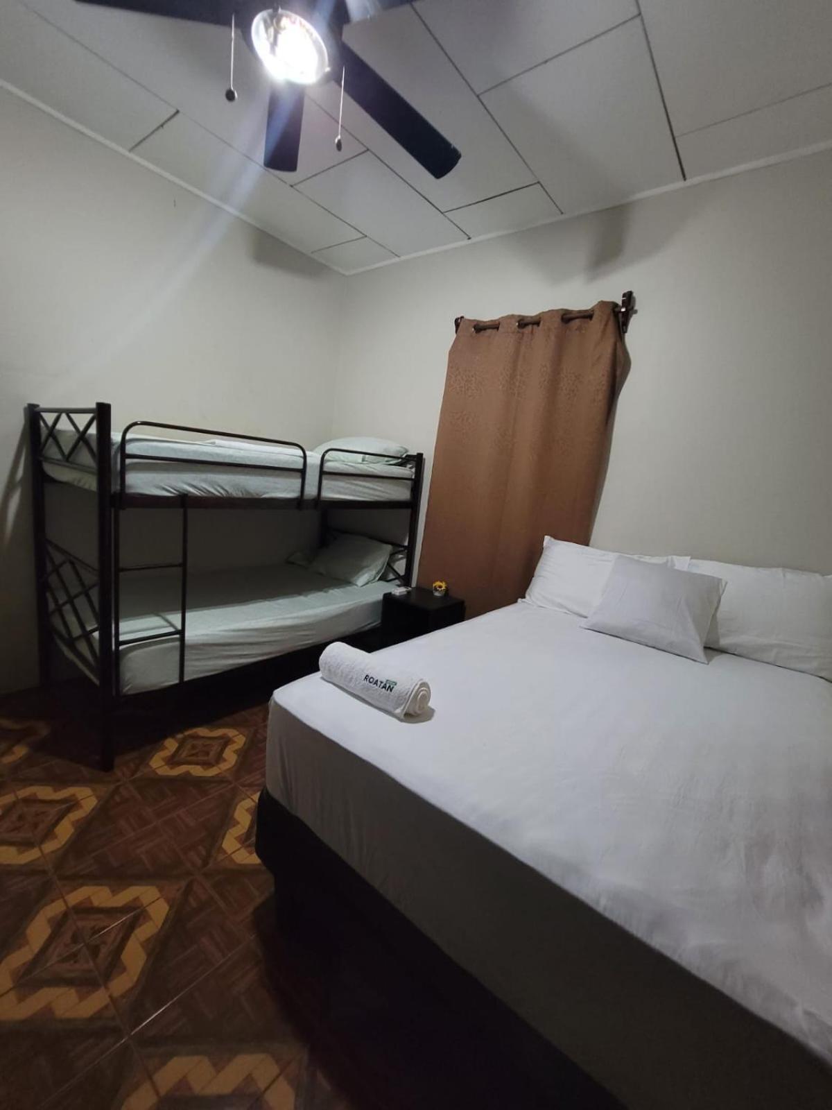 B Aparts Hotel Coxen Hole 外观 照片