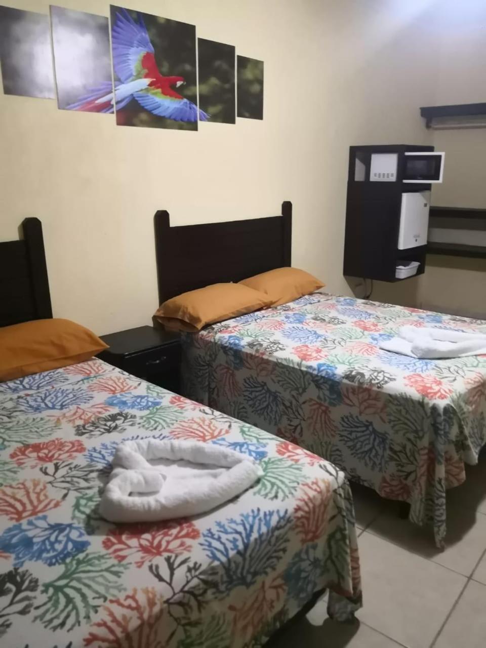 B Aparts Hotel Coxen Hole 外观 照片