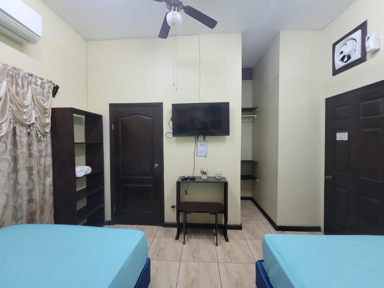 B Aparts Hotel Coxen Hole 外观 照片