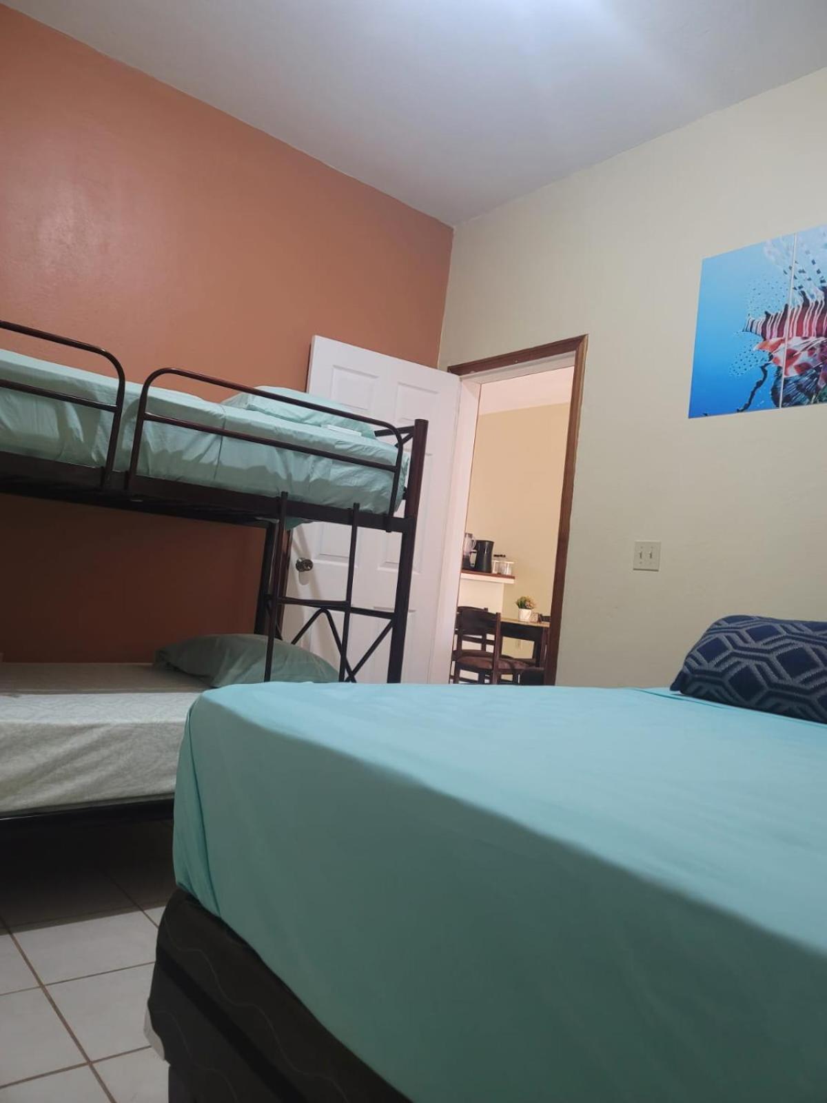 B Aparts Hotel Coxen Hole 外观 照片