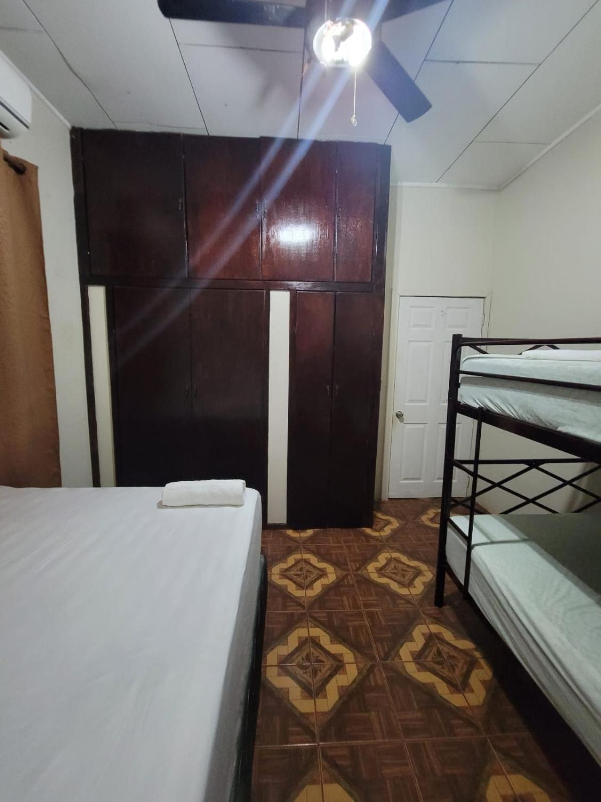 B Aparts Hotel Coxen Hole 外观 照片