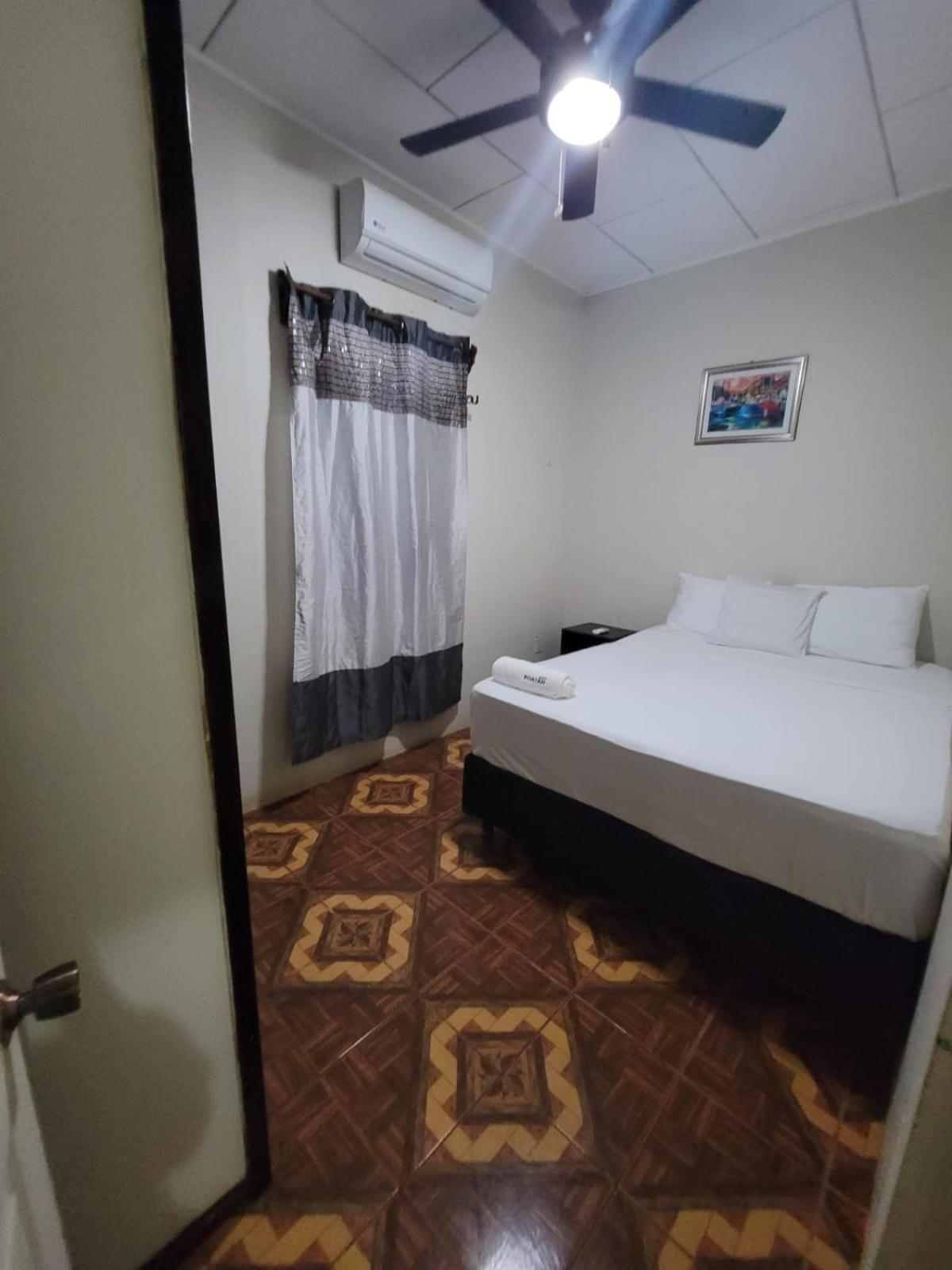B Aparts Hotel Coxen Hole 外观 照片