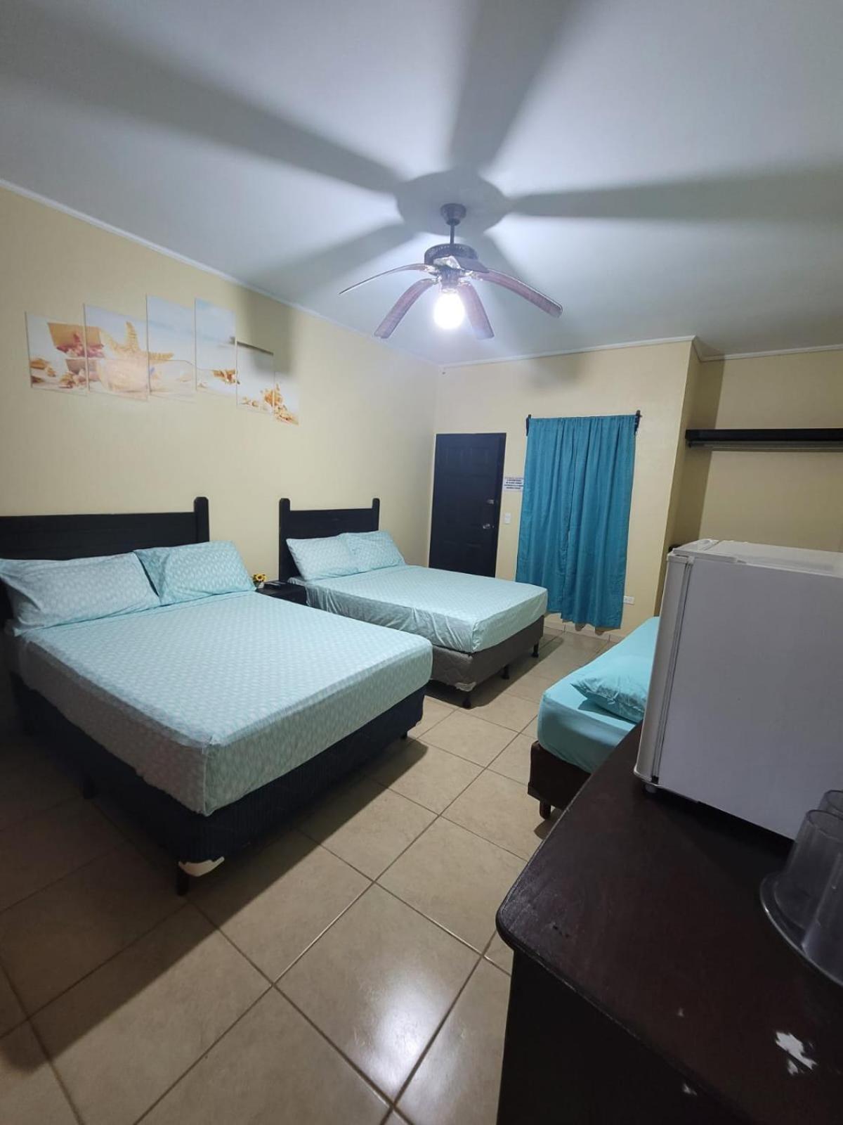 B Aparts Hotel Coxen Hole 外观 照片
