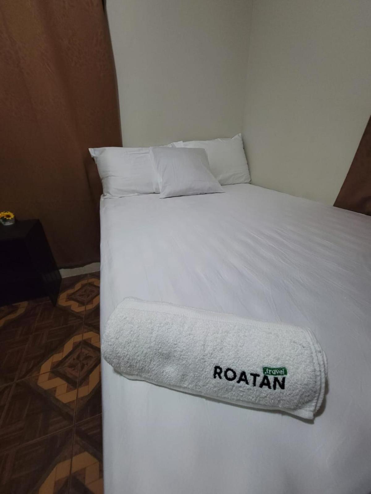 B Aparts Hotel Coxen Hole 外观 照片