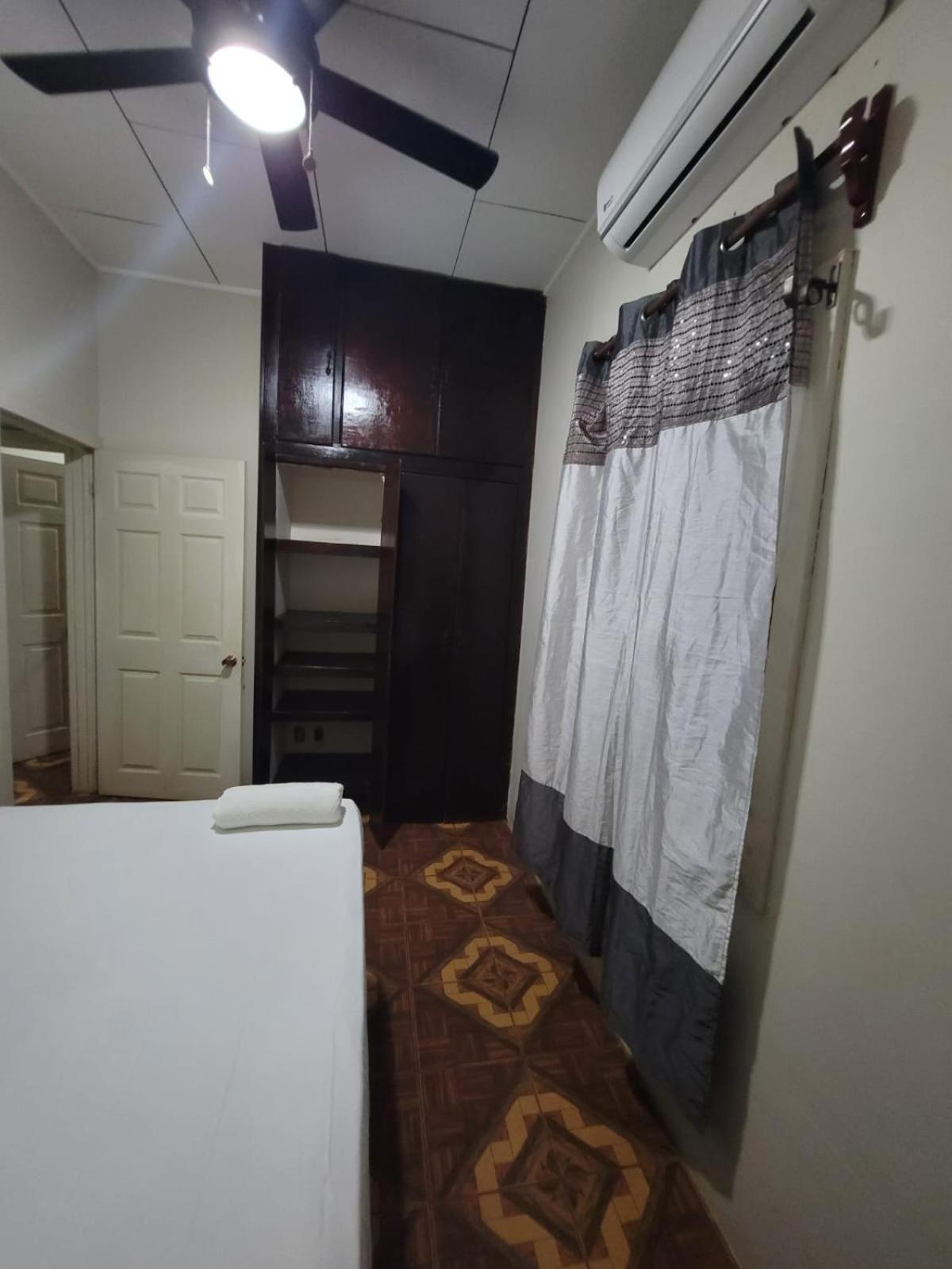 B Aparts Hotel Coxen Hole 外观 照片