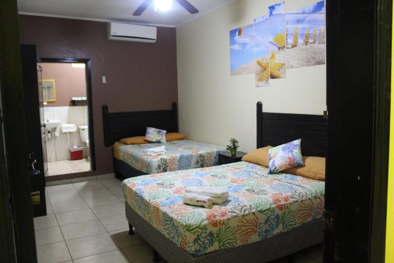 B Aparts Hotel Coxen Hole 外观 照片
