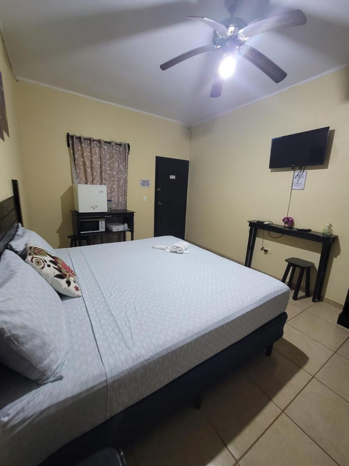 B Aparts Hotel Coxen Hole 外观 照片