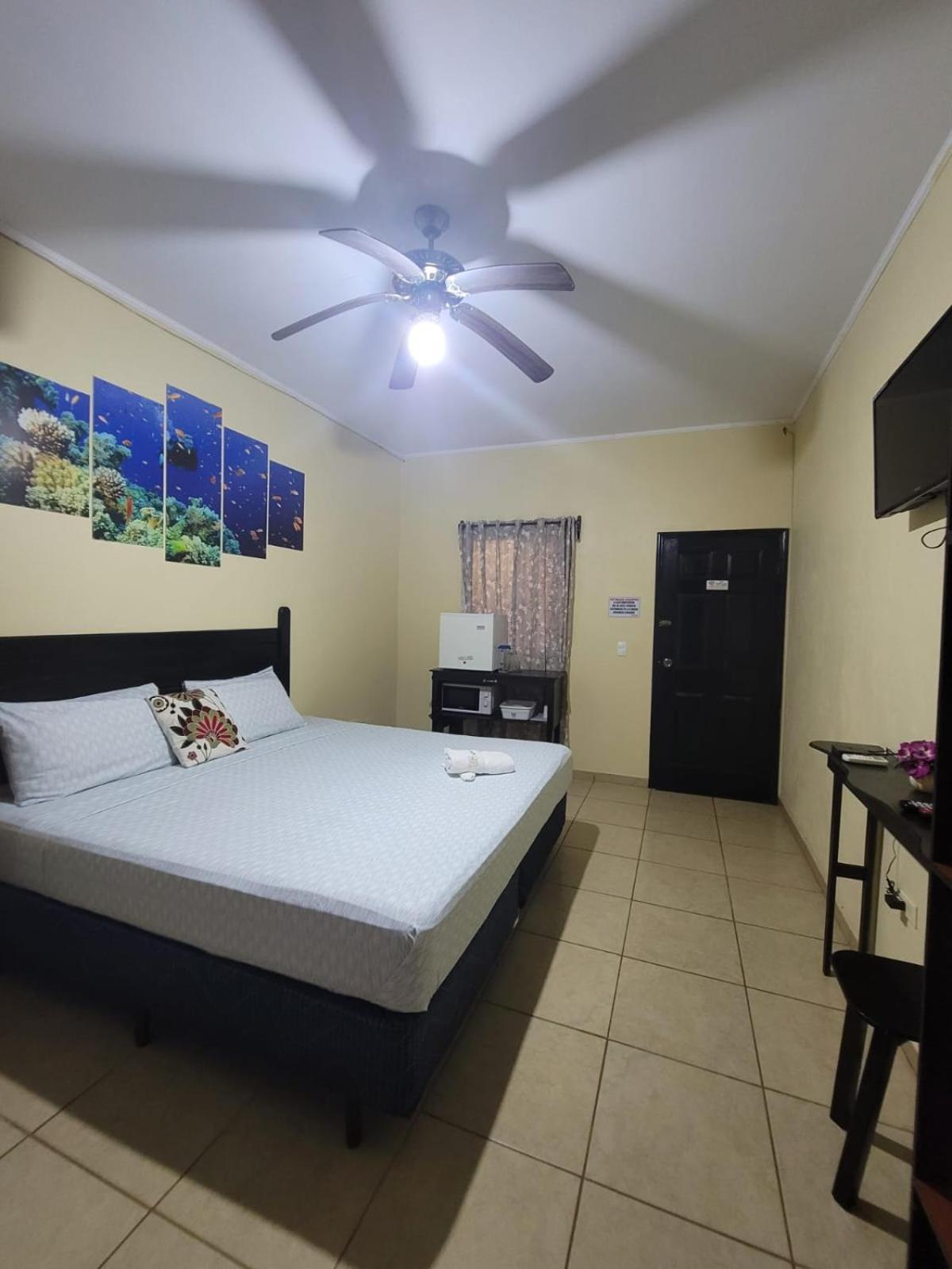B Aparts Hotel Coxen Hole 外观 照片